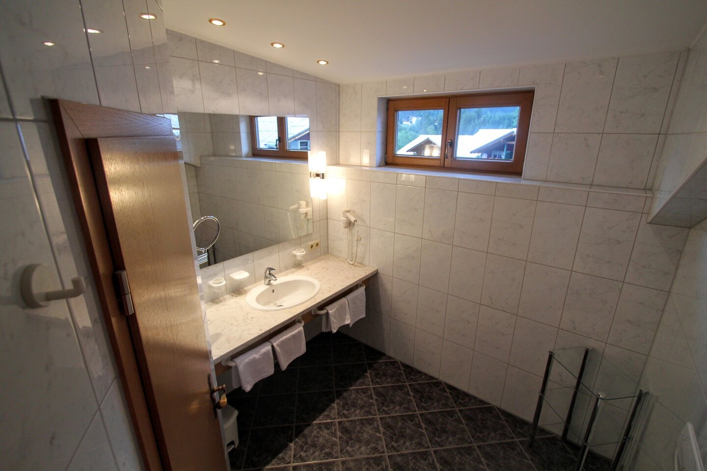 Pension Gatterhof Riezlern Kleinwalsertal Ferienwohnung Nr.:16 Badezimmer Pension Gatterhof Riezlern Kleinwalsertal Ferienwohnung Nr.:16 Badezimmer