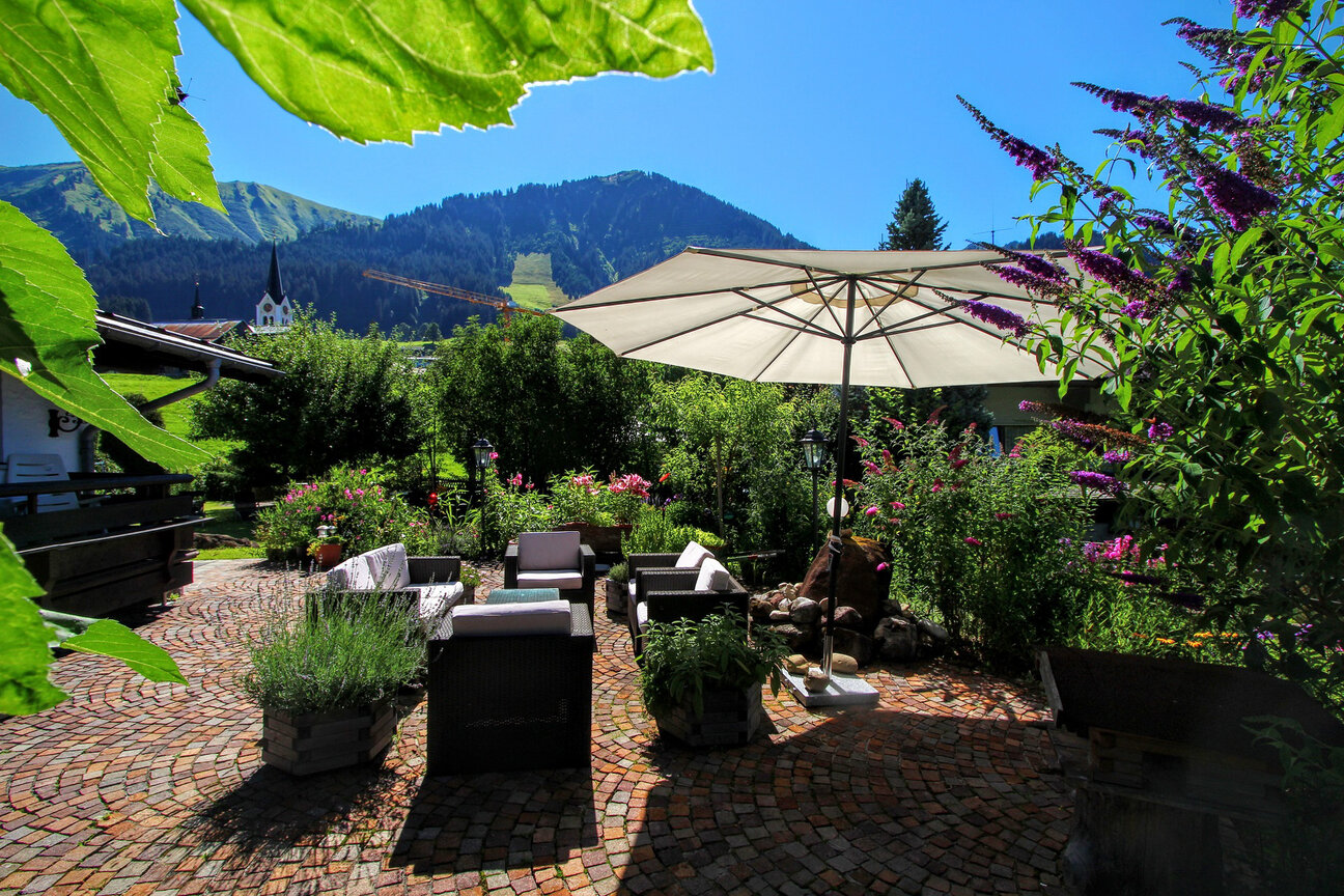 Gastgarten mit Sitzgelegenheiten und Sonnenliegen