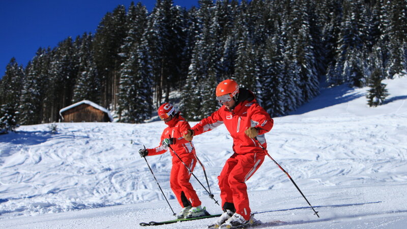 Skilehrer am skifahren