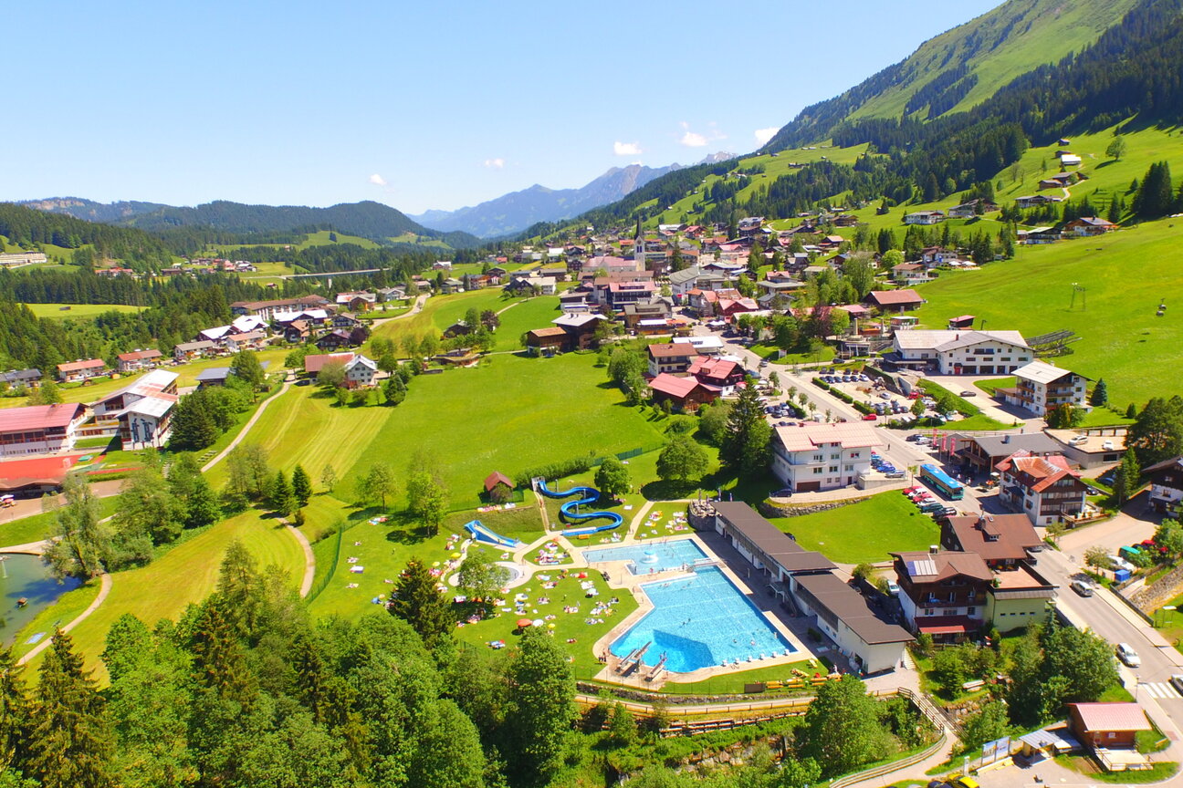 Drohnenaufnahme vom Freibad in Riezlern Dorf