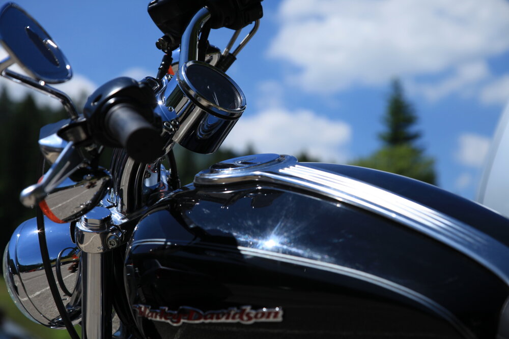Anreise zum Gatterhof mit dem Auto oder Motorrad Harley Davidson am Ifen Parkplatz