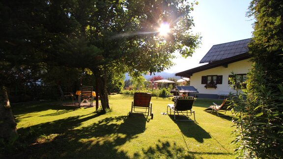 Garten mit Liegewiese und Grillplatz