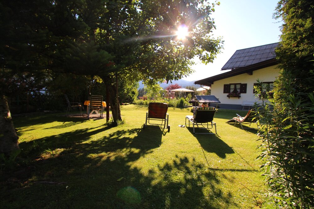 Gatterhof Liegewiese Abendsonne im Gatterhof Gastgarten