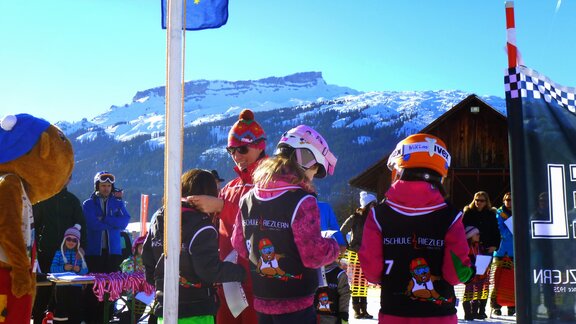 Skikurse für Kinder und Erwachsene
