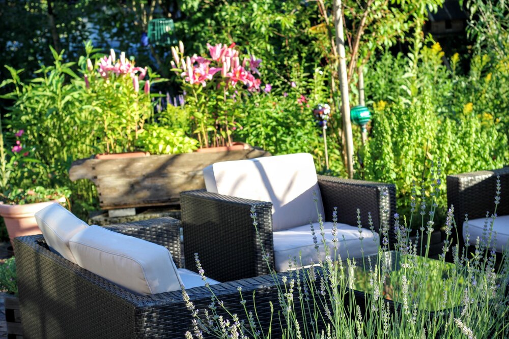 Sitzgelegenheit im Gatterhof Garten für unsere Gäste Sitzgelegenheit im Gatterhof Garten